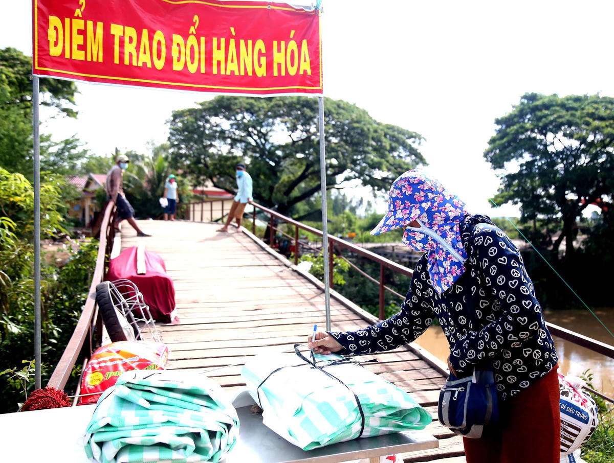 Giao hàng cho khách và ghi số tiền lên hàng để người mua trả tiền. 