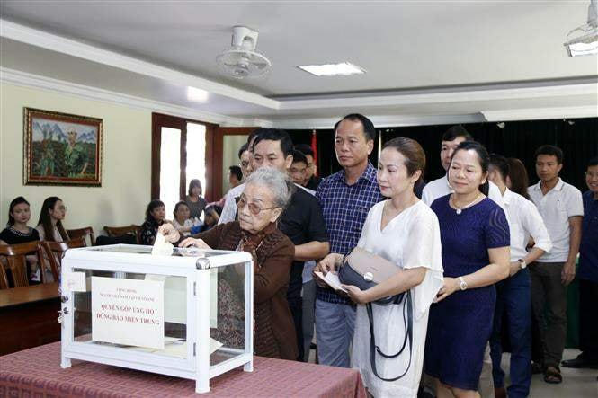 Cộng đồng người Việt Nam tại thủ đô Viêng Chăn (Lào) quyên góp, ủng hộ đồng bào miền Trung. Ảnh: TTXVN.