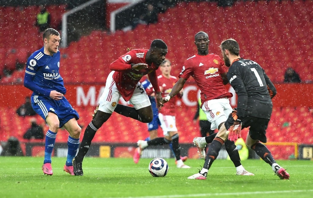 Hàng thủ chắp vá của Man Utd rất vả trước Leicester.