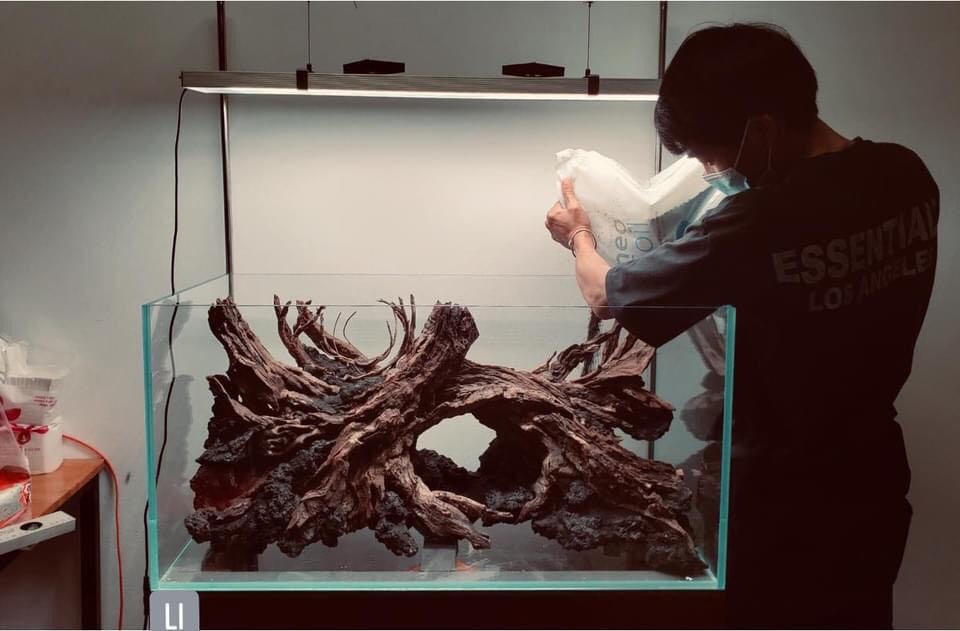 Ngoài gỗ, trong sản phẩm tiểu cảnh còn có nguyên liệu là đá và cát để thêm sinh động. Ảnh: NVCC. 