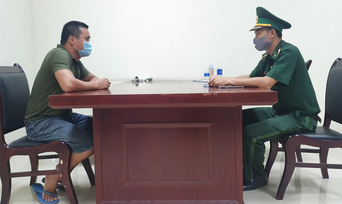 Lập biên bản xử phạt ông Đoàn Quý Hợi.
