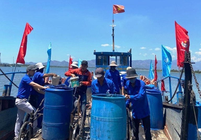 Vận chuyển nước cho bà con xã đảo Tam Hải.