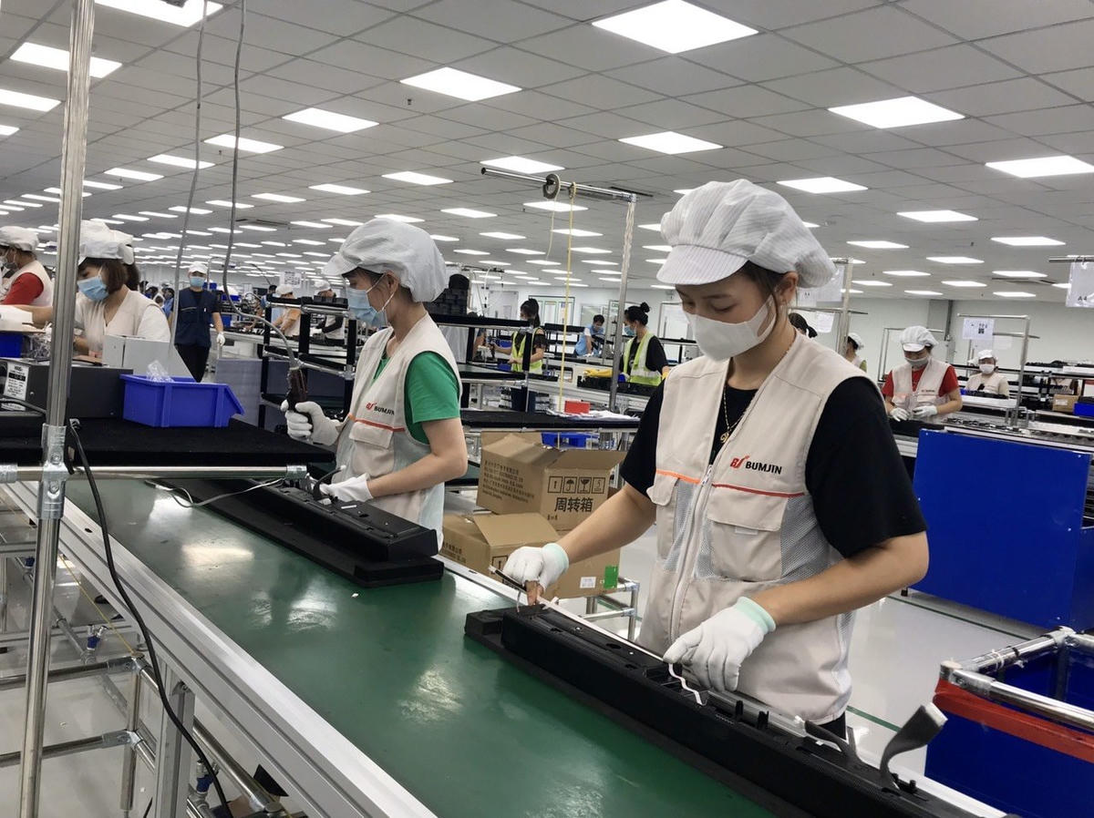 Công ty TNHH Bumjin Electronics Vina bố trí cho công nhân làm việc với khoảng cách 1m đến 1,5m trên một dây chuyền.
