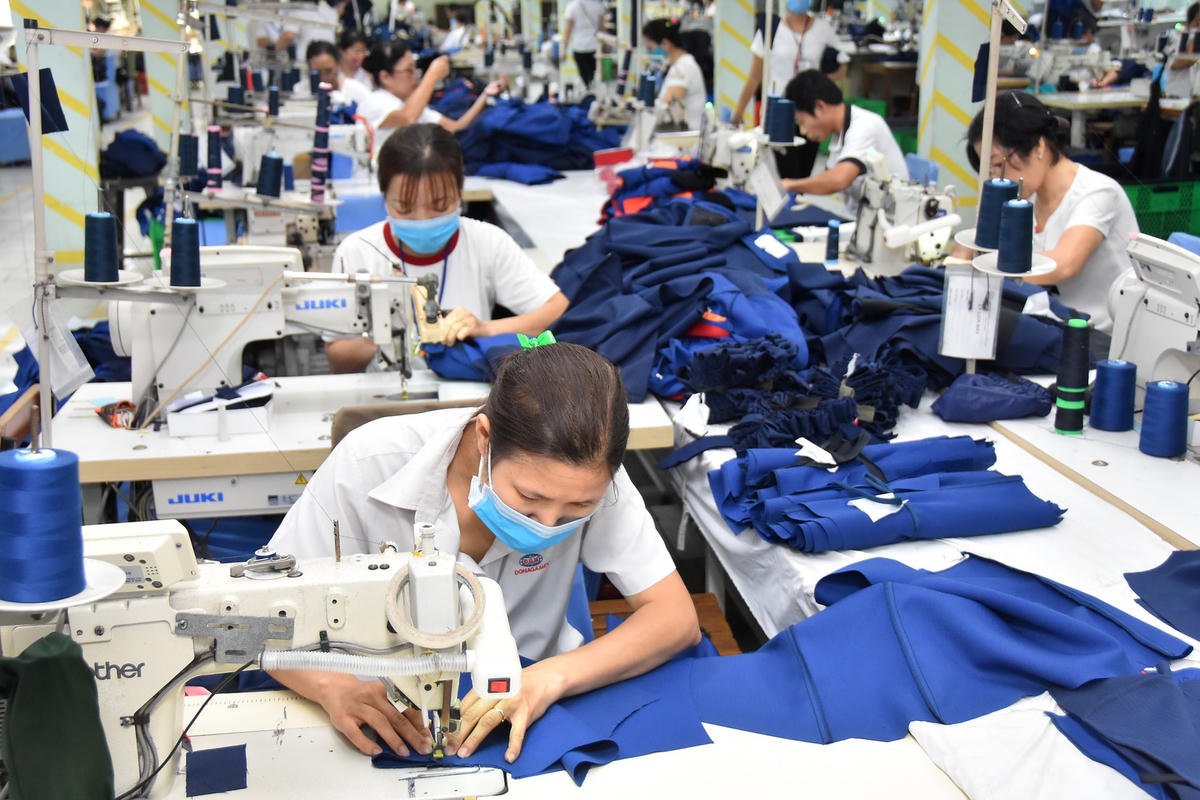 Dịch bệnh Covid-19 khiến cả chủ doanh nghiệp lẫn người lao dộng khó khan. Ảnh: Bảo Trân.