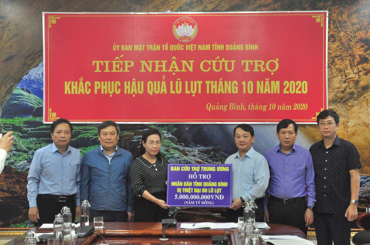 Chủ tịch Ủy ban MTTQ Việt Nam tỉnh Quảng Bình tiếp nhận cứu trợ từ Ban Cứu trợ Trung ương.
