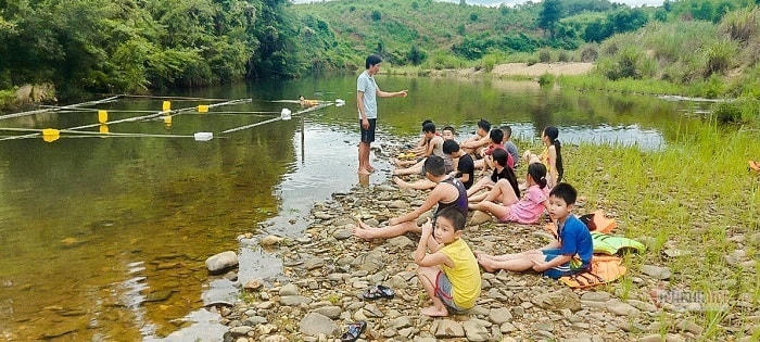 Trẻ em trong vùng được hướng dẫn các kỹ năng bơi lội, chống đuối nước khi tắm trên sông, suối.  