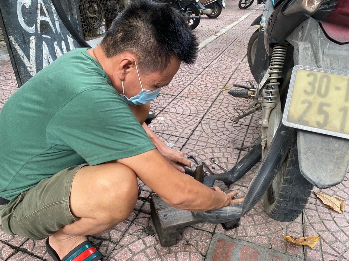 Mở cửa hàng trở lại được 4 hôm nay, anh Thắng cho hay, dù rất ít khách vì người dân không được ra đường do Hà Nội vẫn trong thời gian giãn cách xã hội nhưng anh không buồn, không sốt ruột mà ngược lại, anh Thắng ví von “mừng như kiếm được bạc triệu mỗi ngày”.