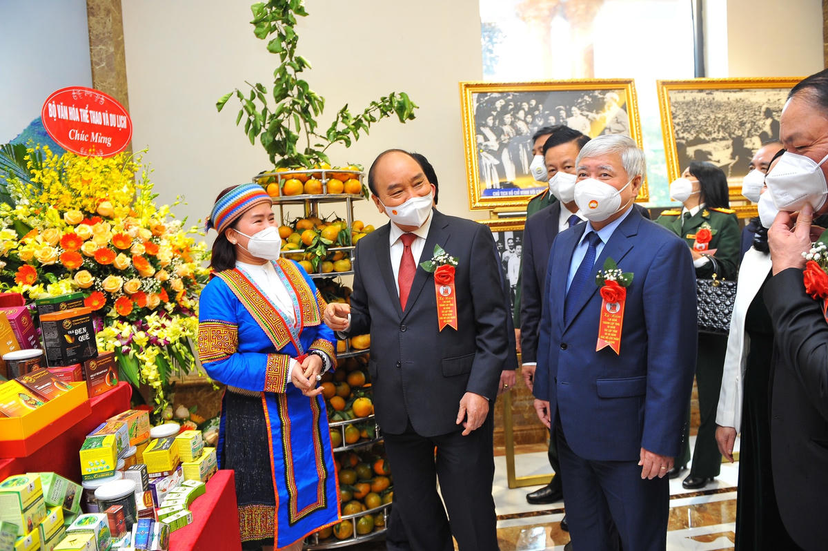 Chủ tịch nước Nguyễn Xuân Phúc, Chủ tịch UBTƯ MTTQ Việt Nam Đỗ Văn Chiến thăm gian hàng trưng bày các sản phẩm đặc trưng của tỉnh. Ảnh: Minh Đức/TTXVN.