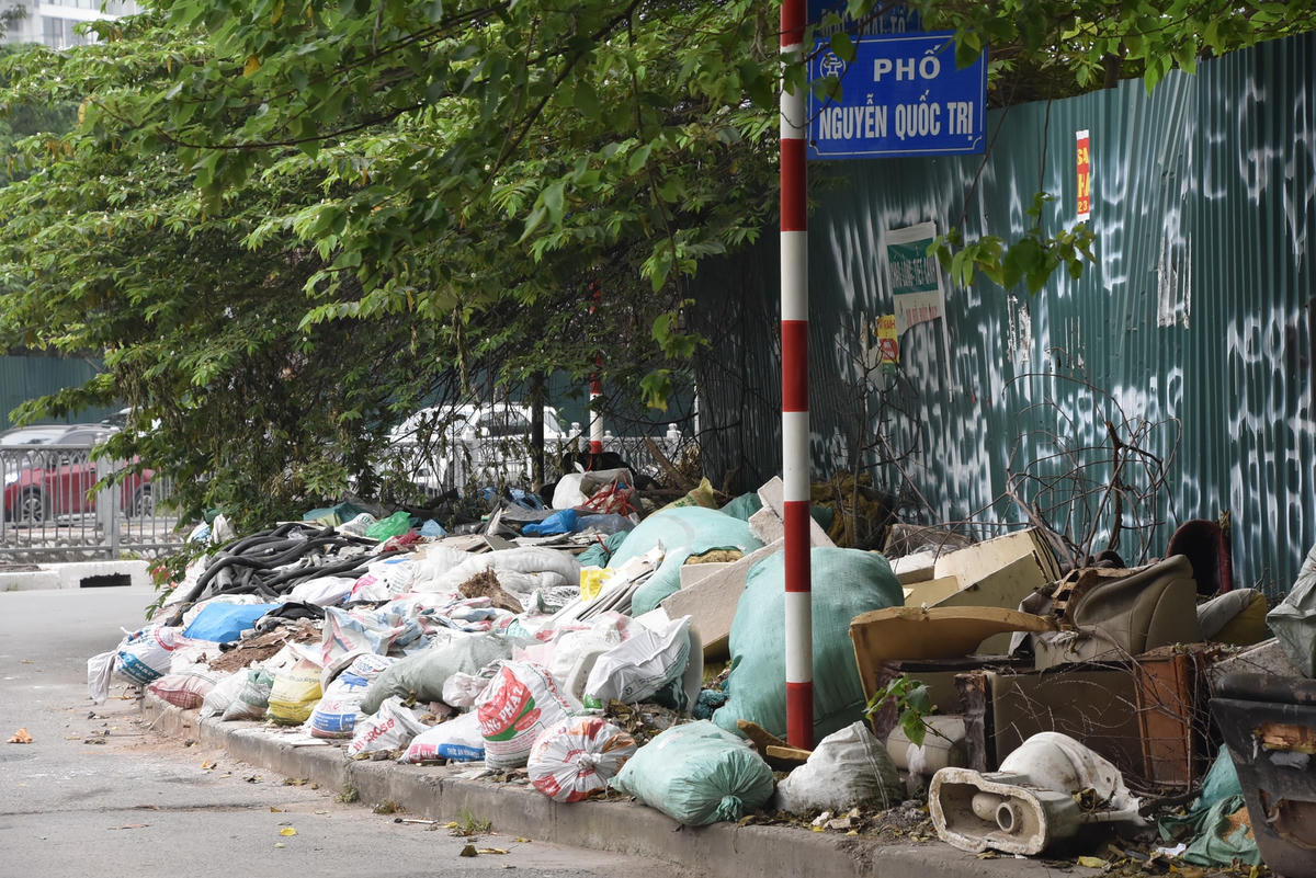 Bãi rác ở góc phố Nguyễn Quốc Trị (quận Cầu Giấy).