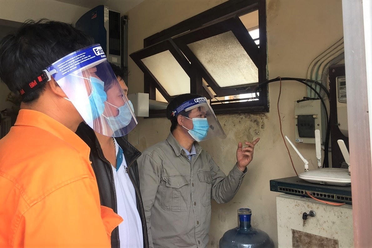 Công nhân điện lực tại Lâm Đồng sử dụng mũ chắn giọt bắn khi công tác ngoài hiện trường.