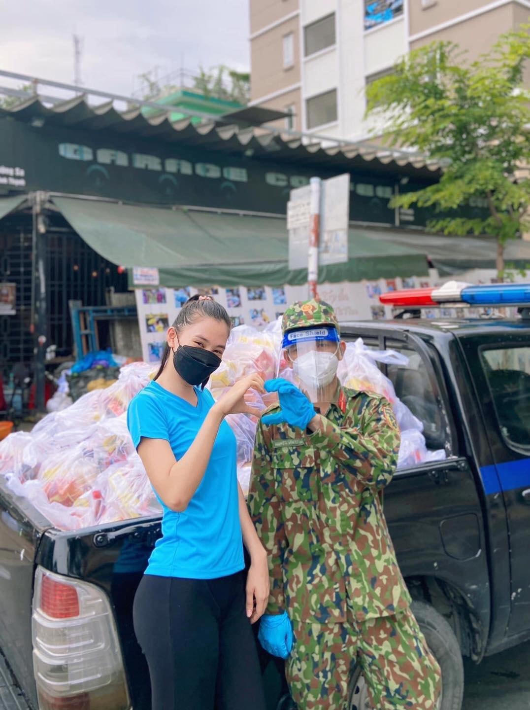 Hoa hậu Trần Tiểu Vy có những kỷ niệm khó quên khi tham gia công tác thiện nguyện trong mùa dịch. “Pé Vy - chú bộ đội” gửi một trái tim thân thương đến mọi người. Nhờ chăm chỉ bốc vác mà 2 tay cũng kh thua kém gymmer là mấy".