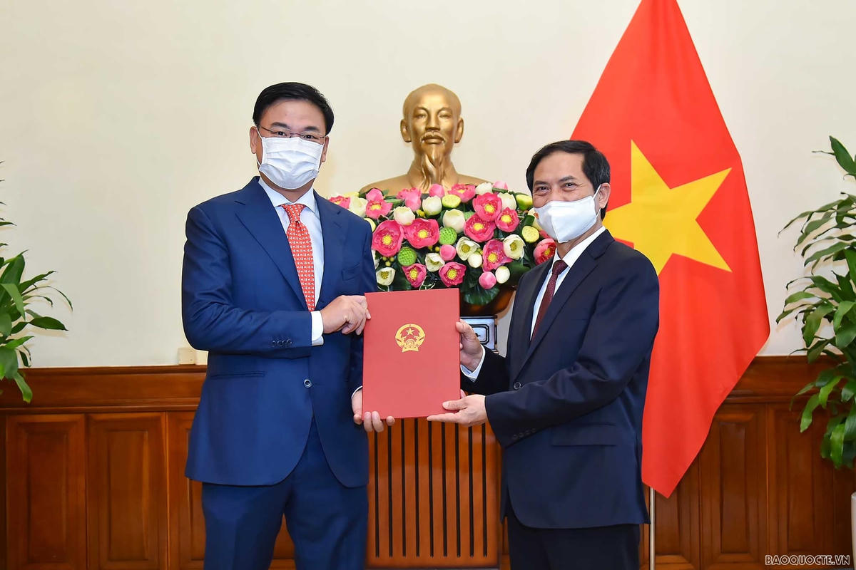 Ủy viên Trung ương Đảng, Bộ trưởng Ngoại giao Bùi Thanh Sơn đã trao quyết định bổ nhiệm Thứ trưởng Ngoại giao cho ông Phạm Quang Hiệu. NNguồn: Báo Thế giới và Việt Nam.