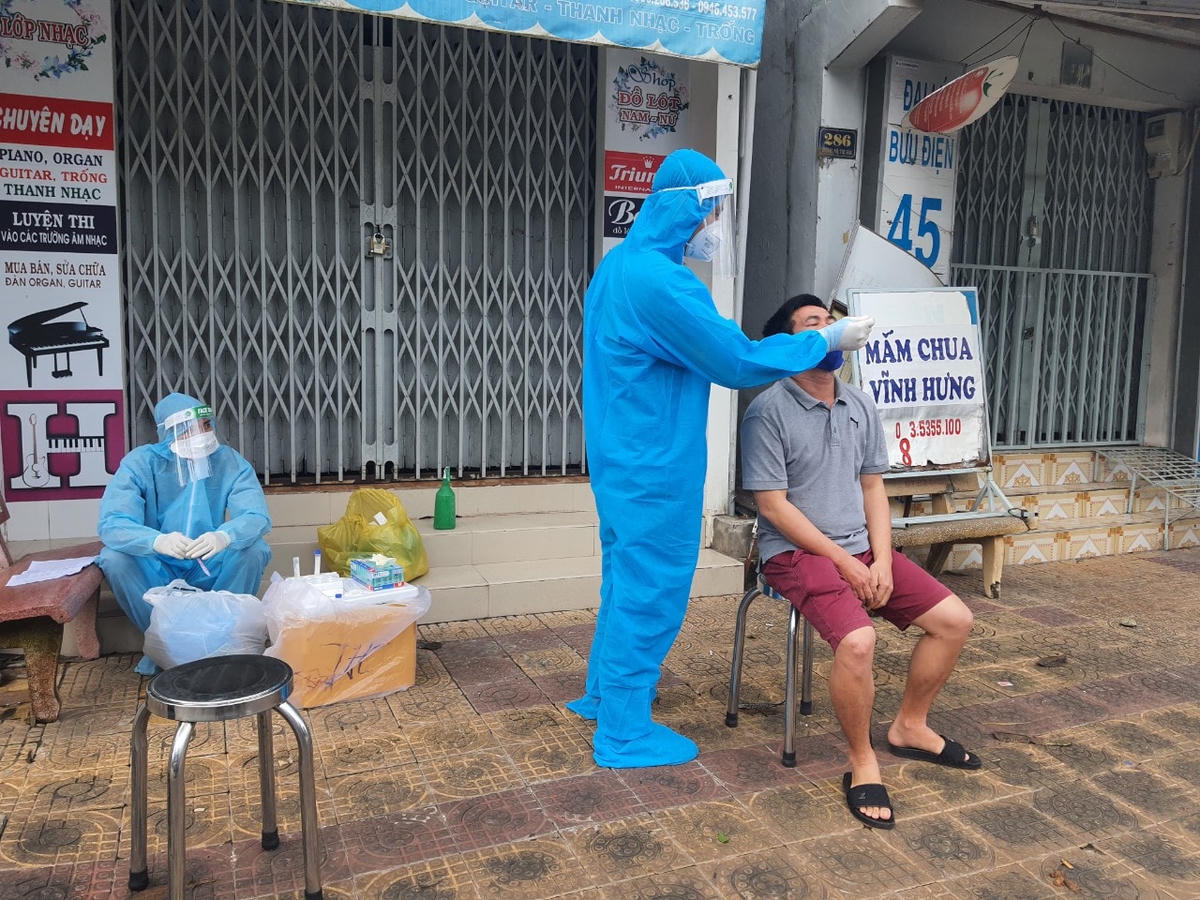 Người dân rất an tâm khi lực lượng y tế đến từng nhà xét nghiệm. 
