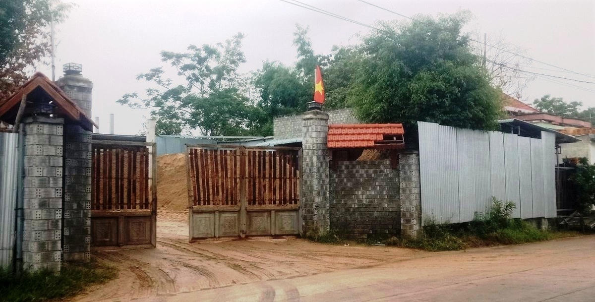 Bãi tập kết cát, sỏi ở xã Duy Thành nằm sát khu dân cư.
