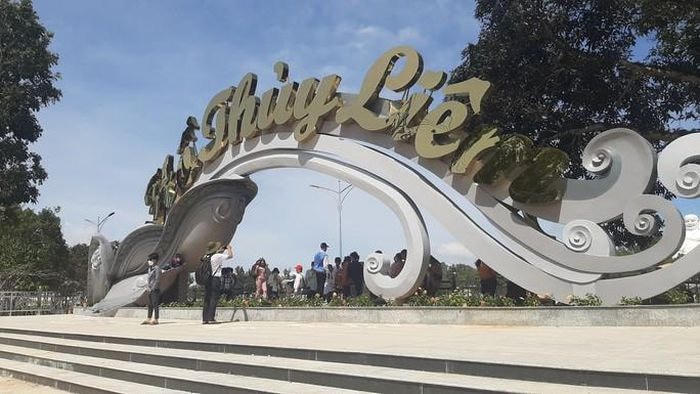Bảng chữ lớn “Hồ Thủy Liêm” được gắn ngay bên hồ khá ấn tượng đối với du khách.