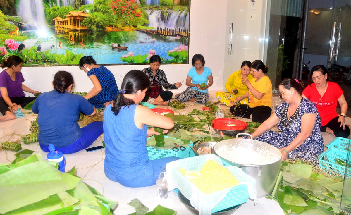 Có lúc lên đến cả chục người đến phụ giúp nhóm thiện nguyện gói bánh