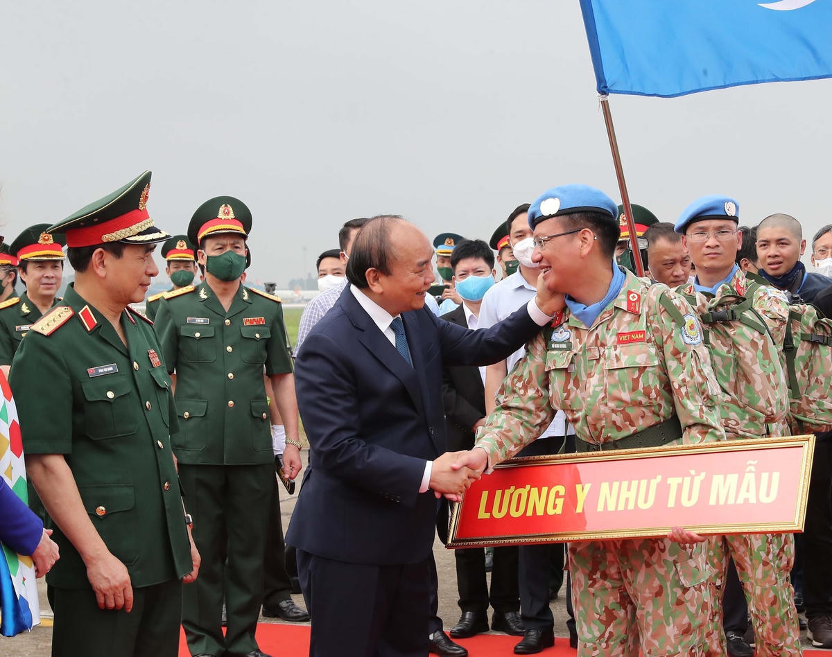 Chủ tịch nước Nguyễn Xuân Phúc; Đại tướng Phan Văn Giang cùng các cán bộ, chiến sĩ, sĩ quan trước khi lên đường làm nhiệm vụ.
