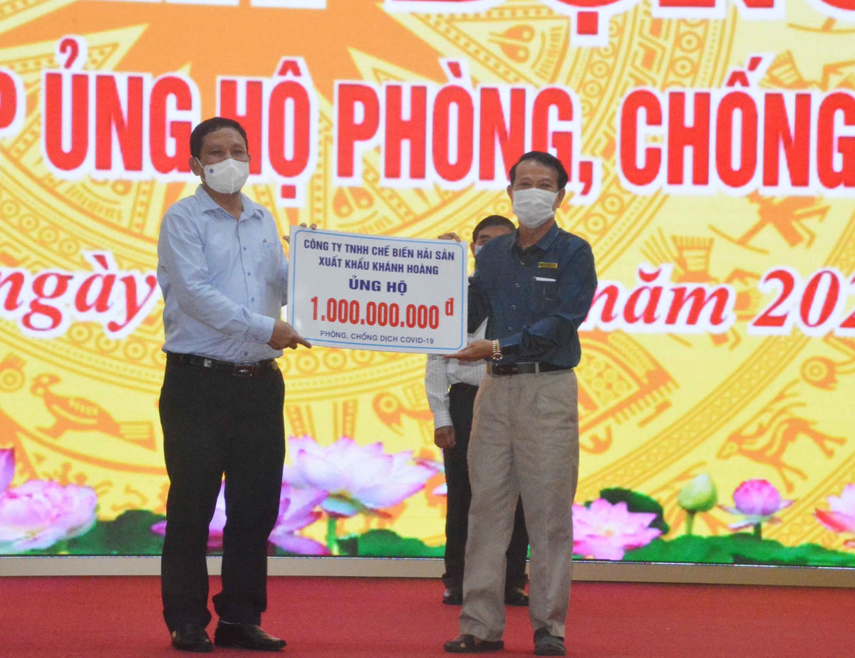 Nhiều đơn vị, tổ chức, doanh nghiệp, cá nhân ủng hộ phòng chống dịch. 