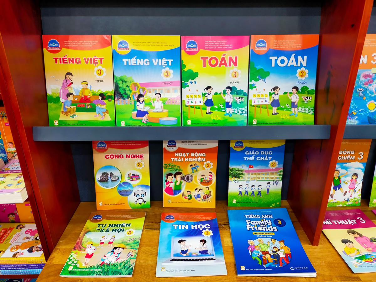 SGK mới lớp 3, lớp 7 và lớp 10 giá bao nhiêu tiền một bộ?