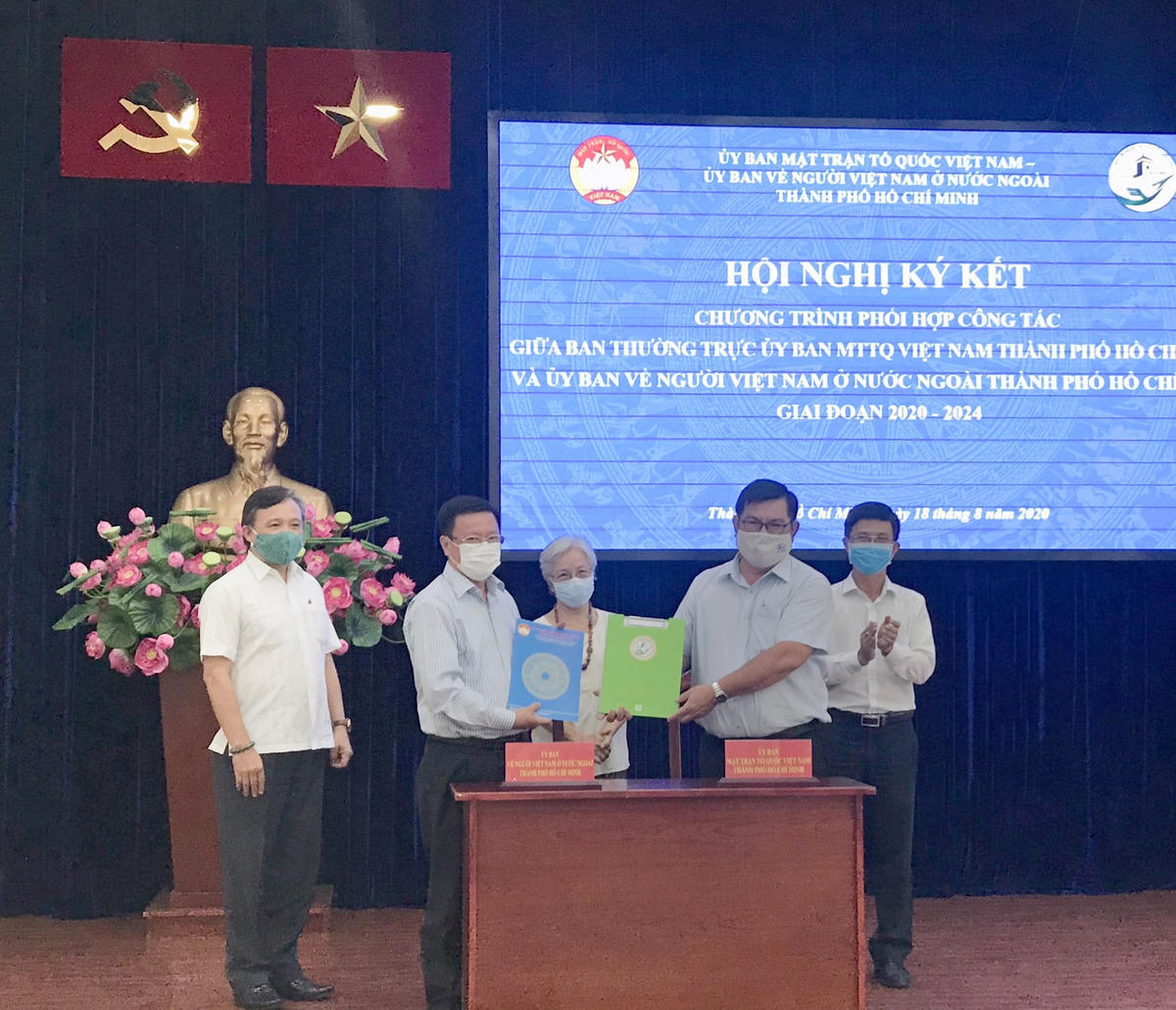 Lễ ký kết Chương trình phối hợp thực hiện công tác kiều bào.
