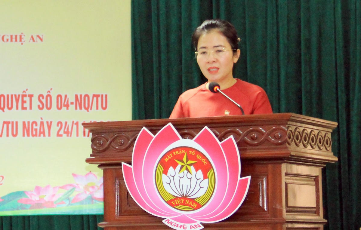 Bà Võ Thị Minh SInh, Chủ tịch Ủy ban MTTQ tỉnh Nghệ An nhấn mạnh: "Từng bước đưa chương trình hành động thực hiện Nghị quyết số 04-NQ/TU và kế hoạch thực hiện Đề án số 07-ĐA/TU ngày 24/11/2021 của Ban Thường vụ Tỉnh ủy đi vào thực tiễn một cách đồng bộ, hiệu quả".
