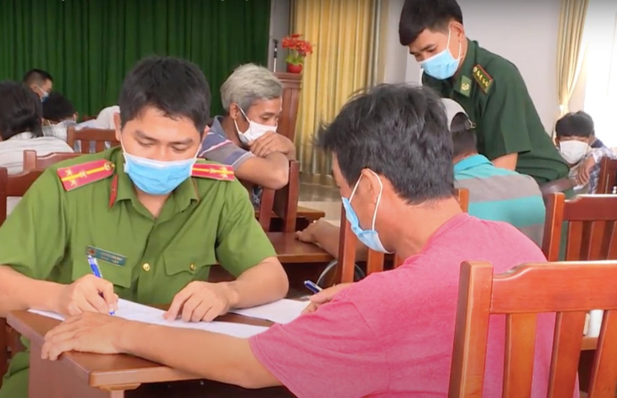 Cơ quan chức năng  lấy lời khai những người có liên quan để điều tra, xác minh làm rõ vụ việc.