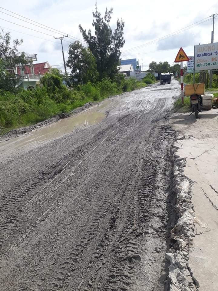 Tuyến đường ĐT.977 ( Giỗng Nhãn - Gò Cát) bị xe chở các thiết bị siêu trường, siêu trọng phục vụ xây dựng nhà máy điện gió 'cày' nát, mặt đường hư hỏng, sụp lún, xuống cấp nghiêm trọng.