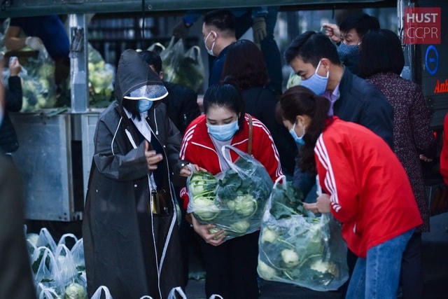 Sinh viên và giảng viên Trường Đại học Bách khoa Hà Nội chung tay giúp đỡ mua nông sản Hải Dương. Ảnh: Huyền Hạnh.