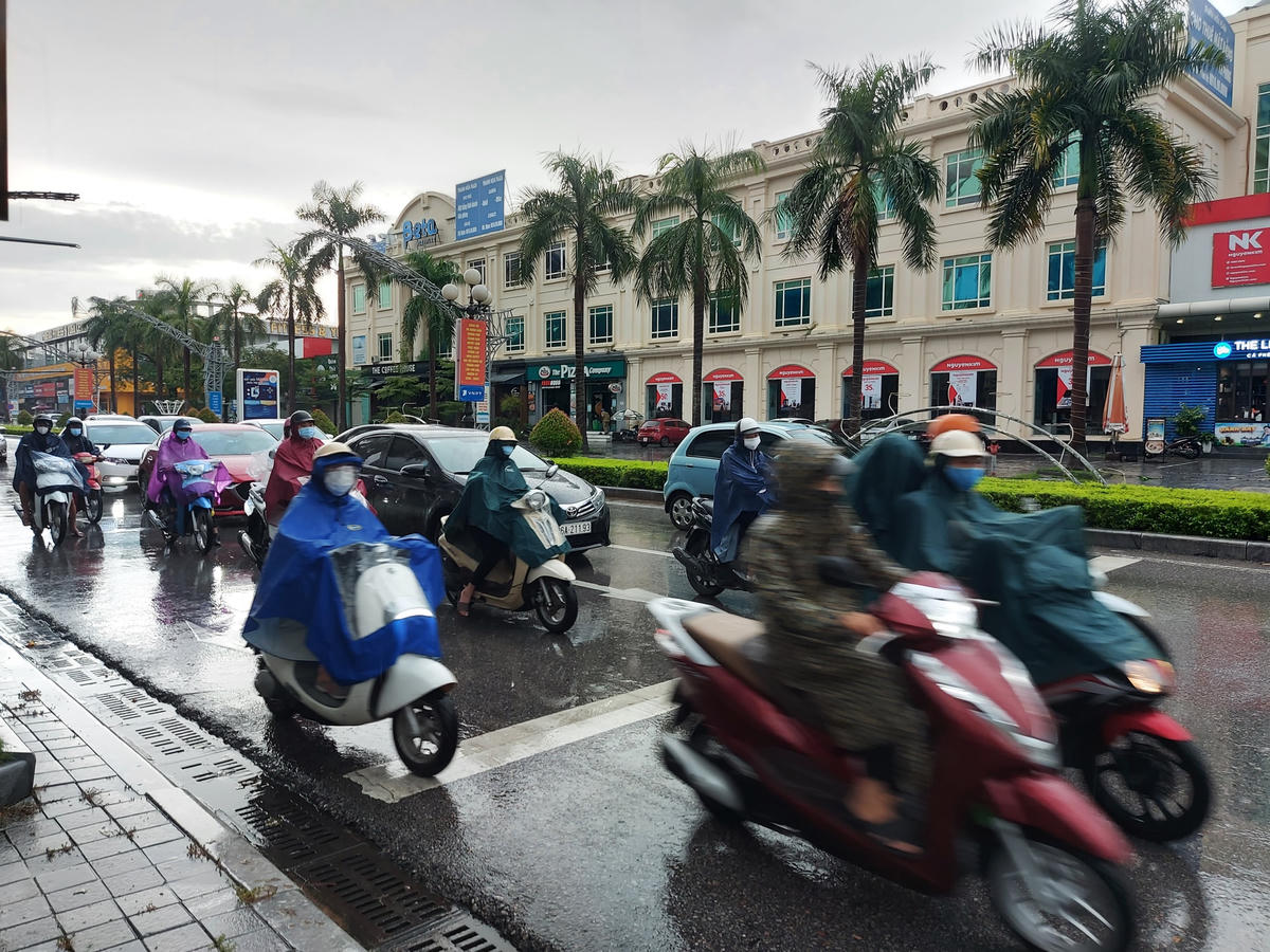  Lượng người qua lại tại ngã tư tượng đài Lê Lợi, khu vực tập trung nhiều cơ quan, đơn vị không đáng kể, điều này cho thấy, ý thức phòng chống dịch của người dân TP Thanh Hoá rất tốt.