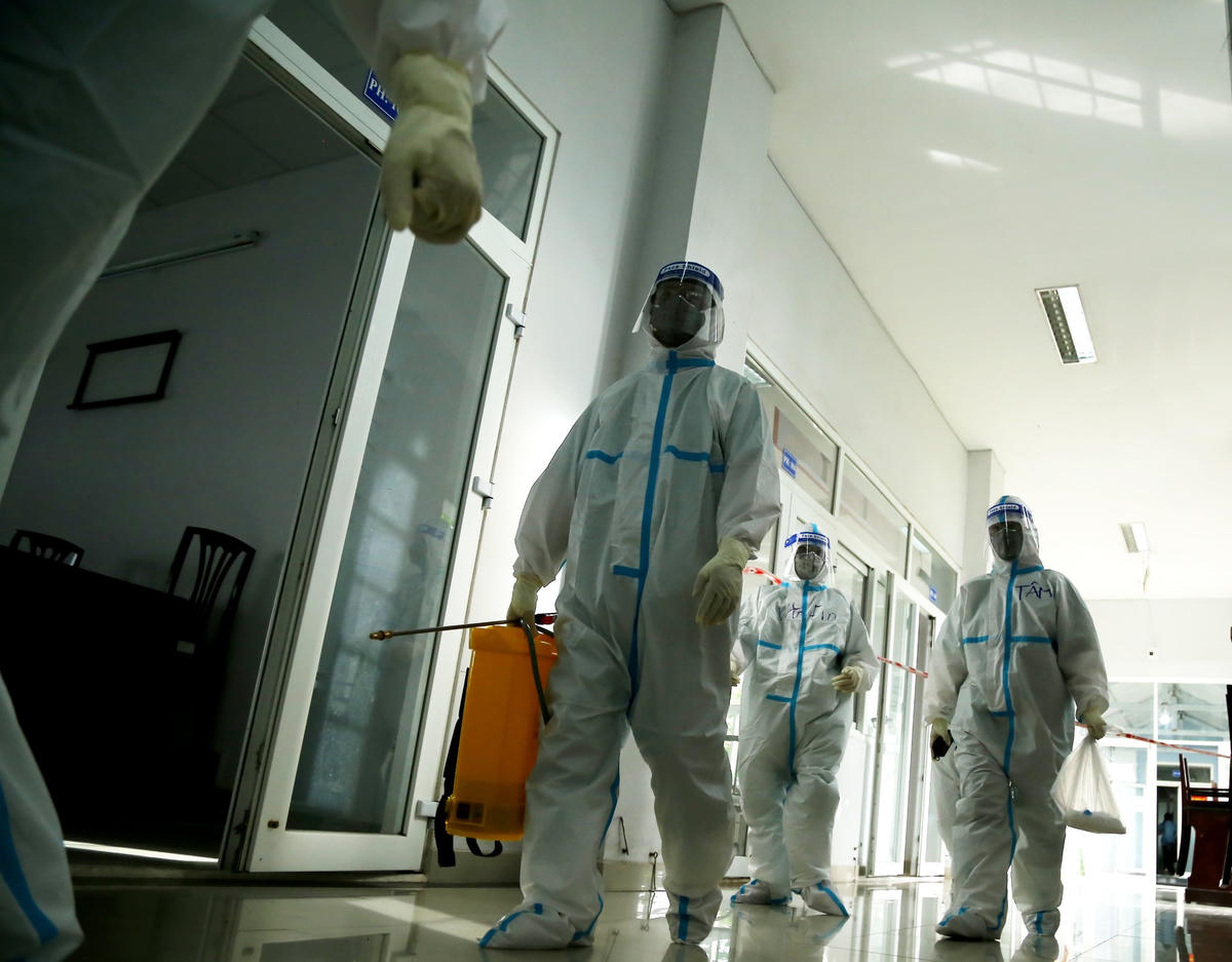 Ê kíp trực chuẩn bị các dụng cụ cần thiết để trực chiến, hỗ trợ các bệnh nhân Covid-19. 