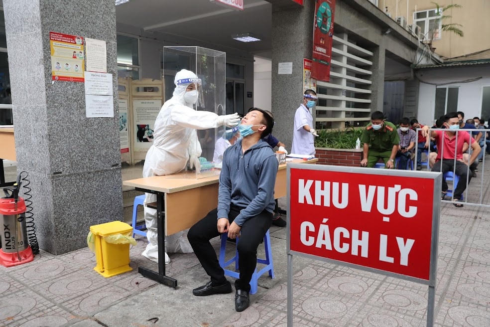 Nhân viên y tế lấy mẫu xét nghiệm Covid-19 tại một điểm phong tỏa của Hà Nội Ảnh: Quang Vinh.