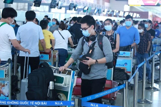 Hành khách xếp hàng chờ làm thủ tục tại sân bay. Ảnh: Quang Vinh.