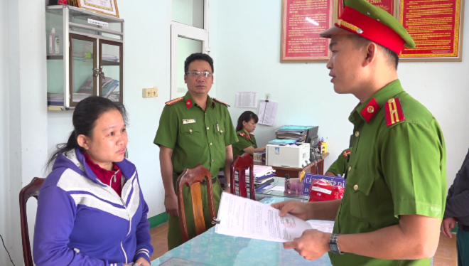 Công an đọc quyết định bắt Lê Thị Thanh Thùy.