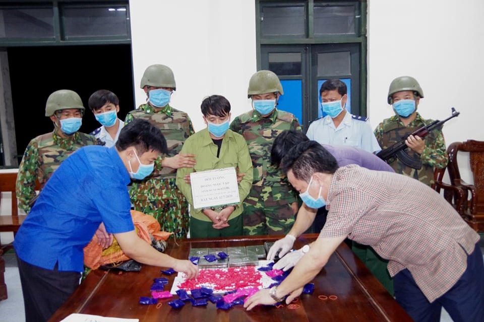 Tang vật thu giữ gồm 6 bánh heroin và 7.600 viên ma túy tổng hợp (hồng phiến).
