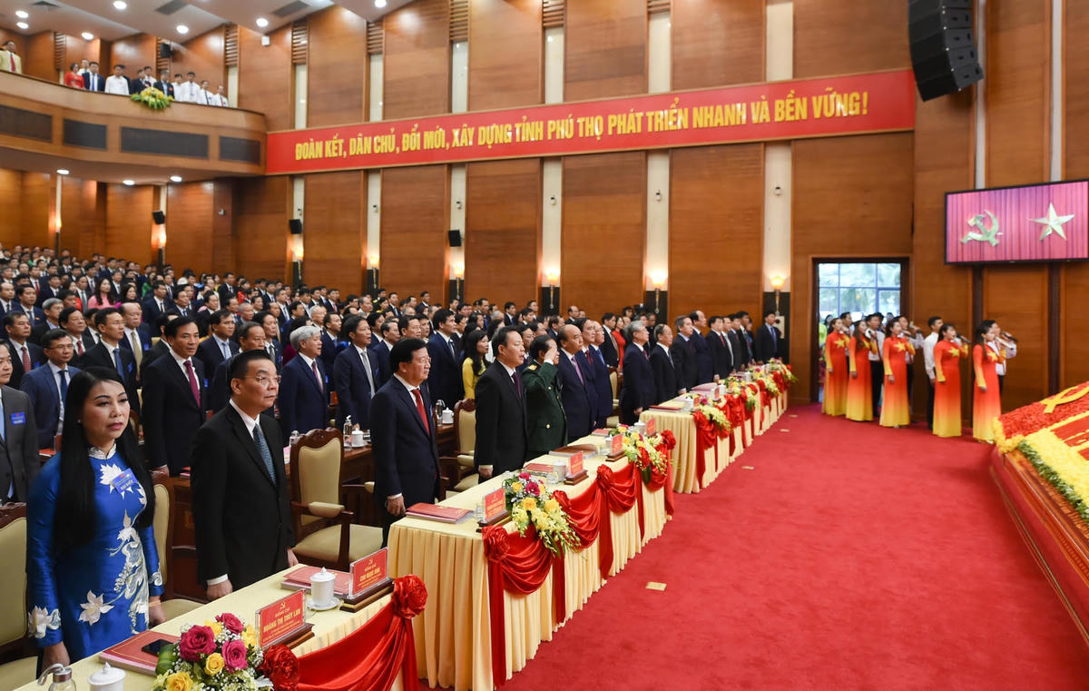 Các đại biểu thực hiện nghi thức chào cờ tại phiên khai mạc. Ảnh: VGP.  