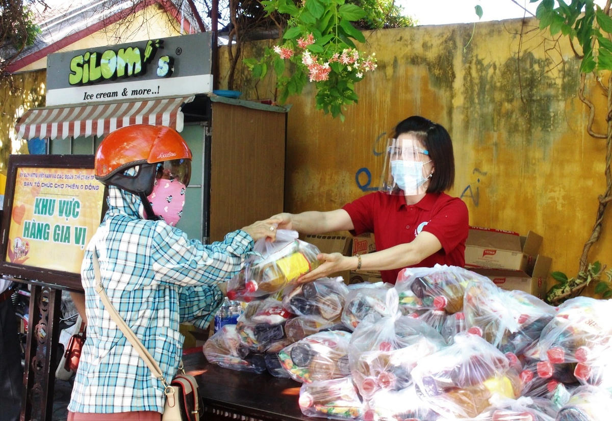 Người dân TP Hội An nhận thực phẩm tại “Chợ phiên 0 đồng”.