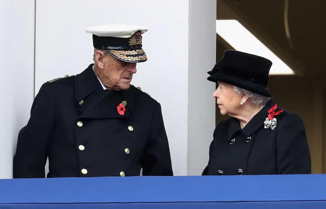 Hoàng tử Philip, Công tước xứ Edinburgh và Nữ hoàng Elizabeth II tại đài tưởng niệm Ngày Chủ nhật Tưởng niệm gần The Cenotaph ở London, năm 2017.