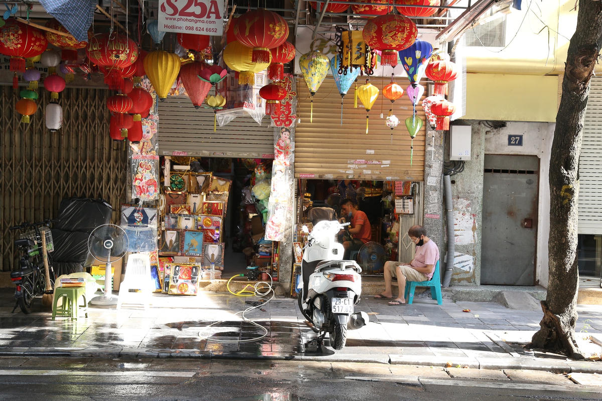 Nhiều cửa hàng trên phố Hàng Mã mở cửa trong thời gian giãn cách xã hội