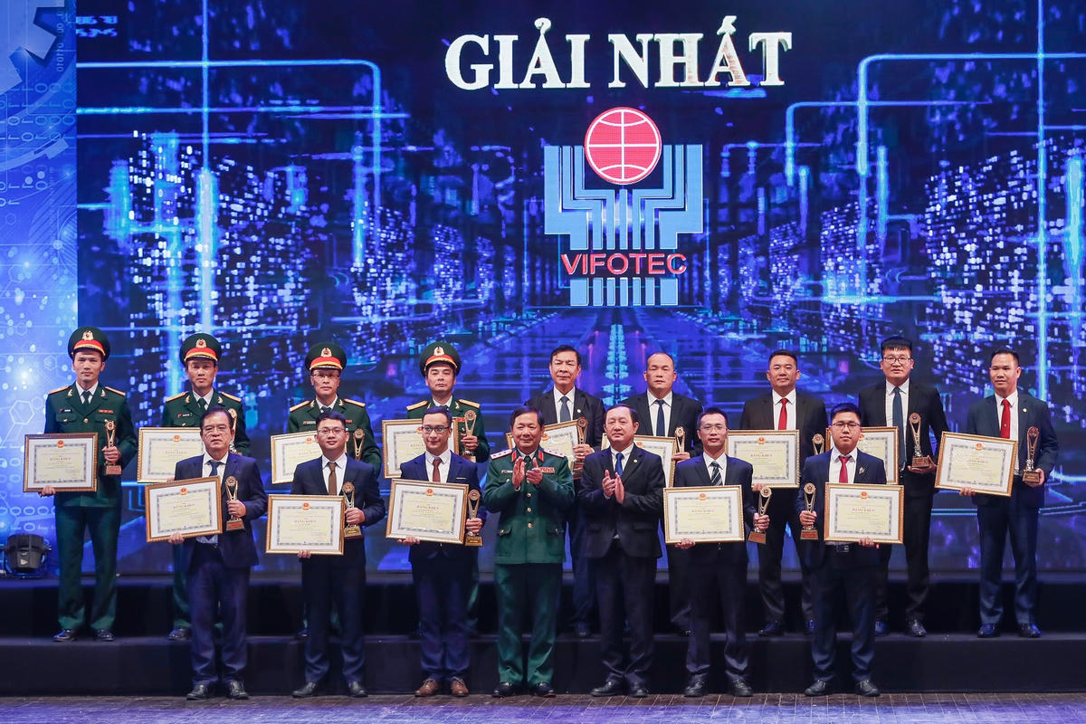 Trao giải Nhất cho các tác giả.