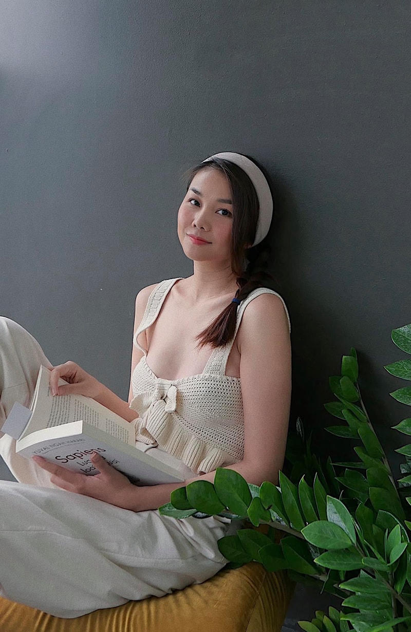 Thanh Hằng cũng hóa nàng thơ dịu dàng với áo droptop len và quần dài ống rộng