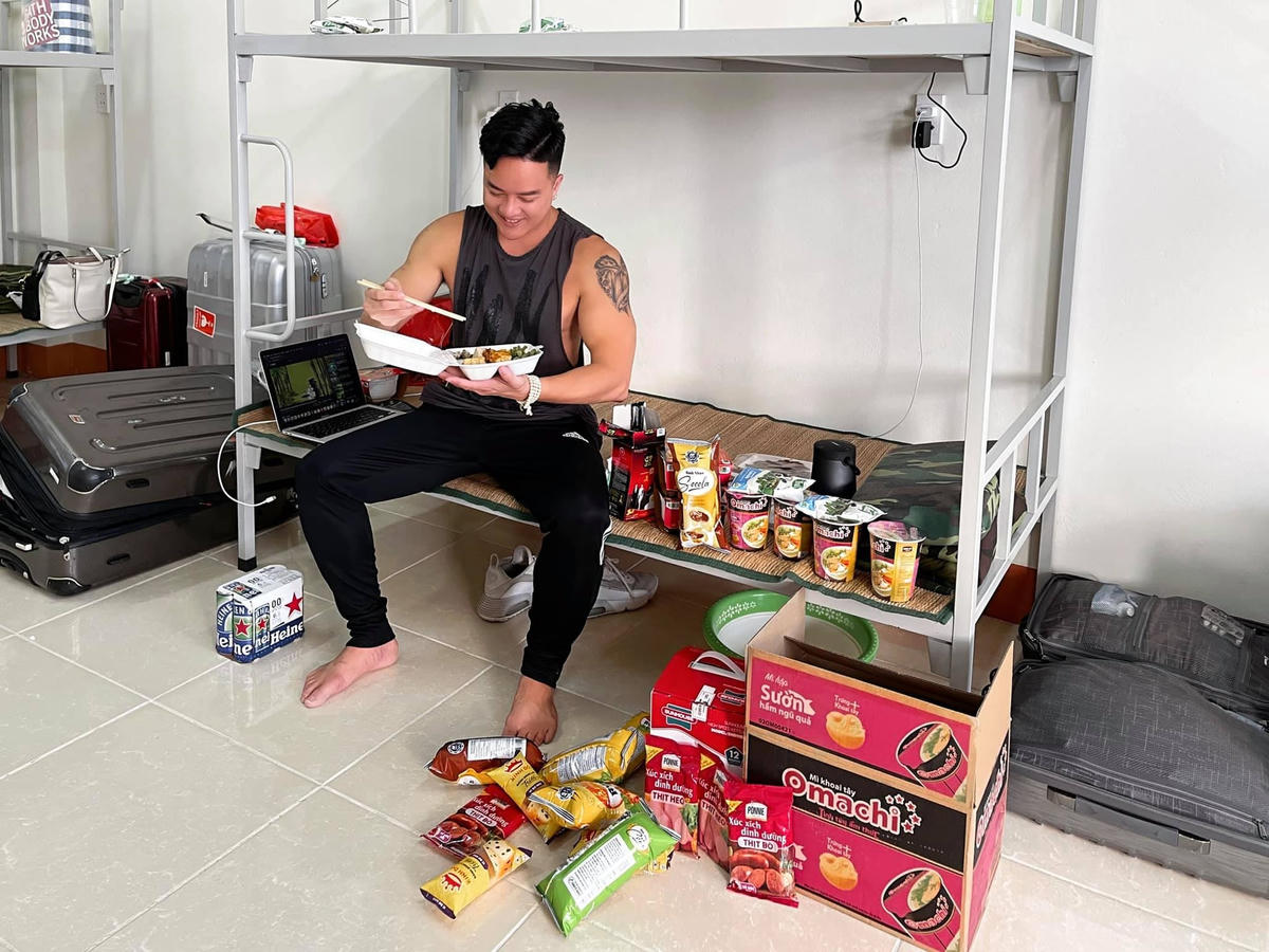 Ca sĩ Cao Thái Sơn cập nhật hình ảnh của mình trong khu cách ly khi vừa từ Mỹ trở về, anh chỉ phải cách ly 7 ngày vì đã tiêm đủ 2 mũi vaccine và vừa nhận kết quả xét nghiệm âm tính cới SARS-CoV-2.