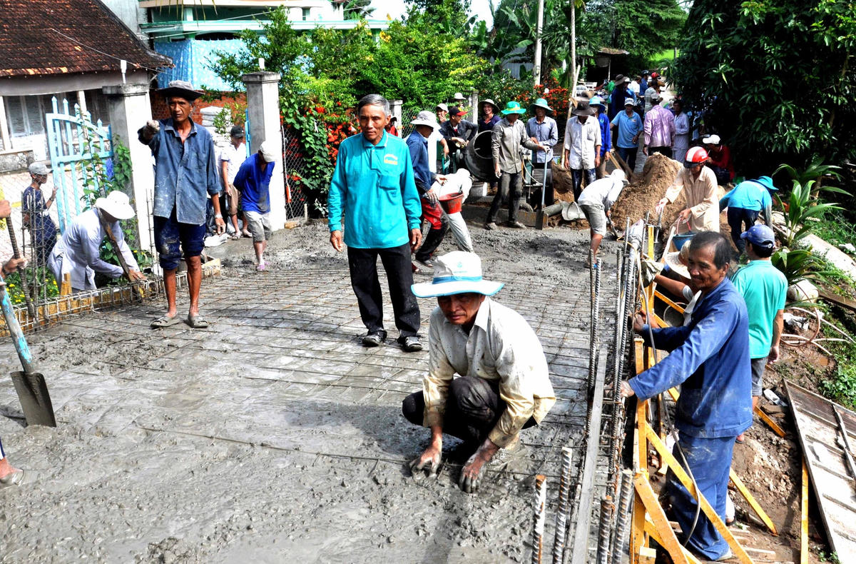Người dân tham gia cùng chính quyền xây dựng giao thông nông thôn.