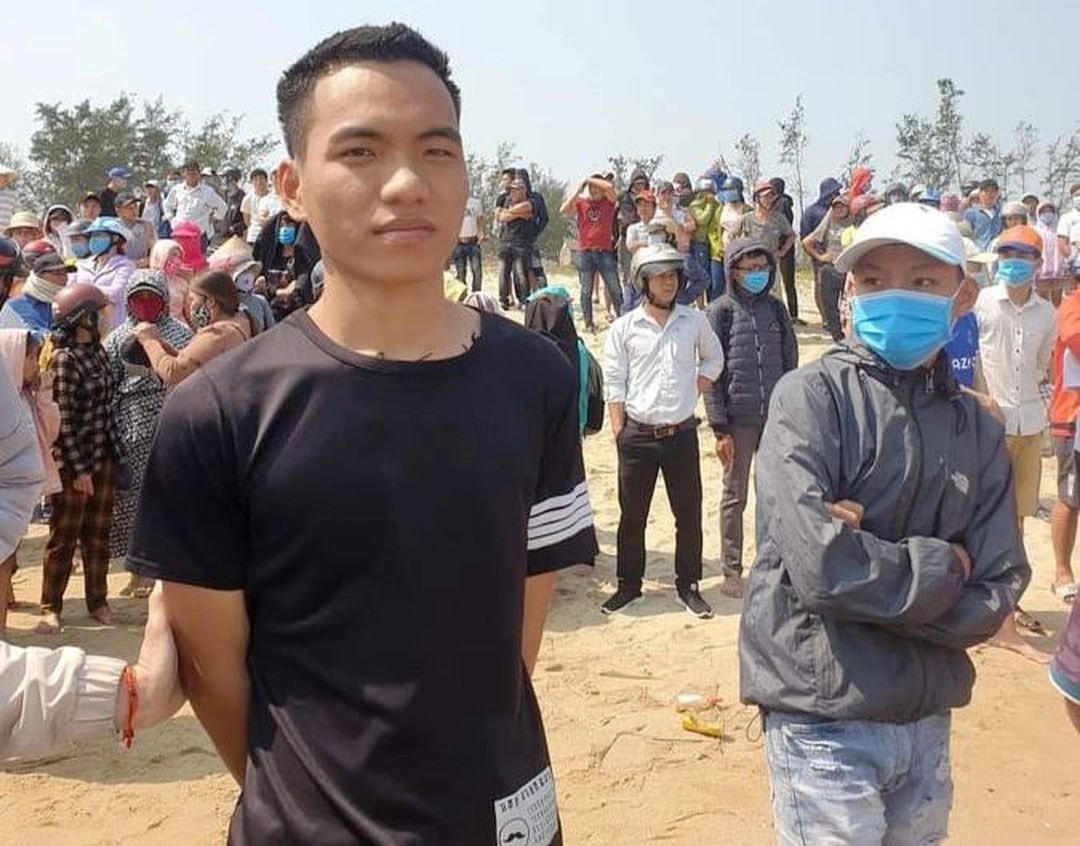 Anh Trần Văn Tròn, người dũng cảm lao mình xuống biển cứu các em nhỏ. Ảnh: T.N.