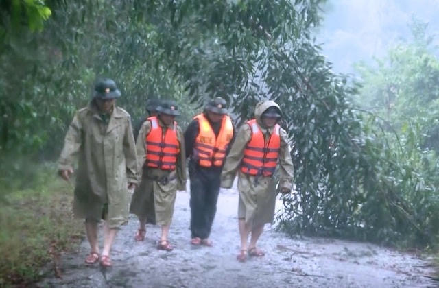 Đoàn cứu hộ tiến theo đường bộ vào thủy điện Rào Trăng 3, đi bộ gần 10km đường rừng từ chiều đến tối 12/10.