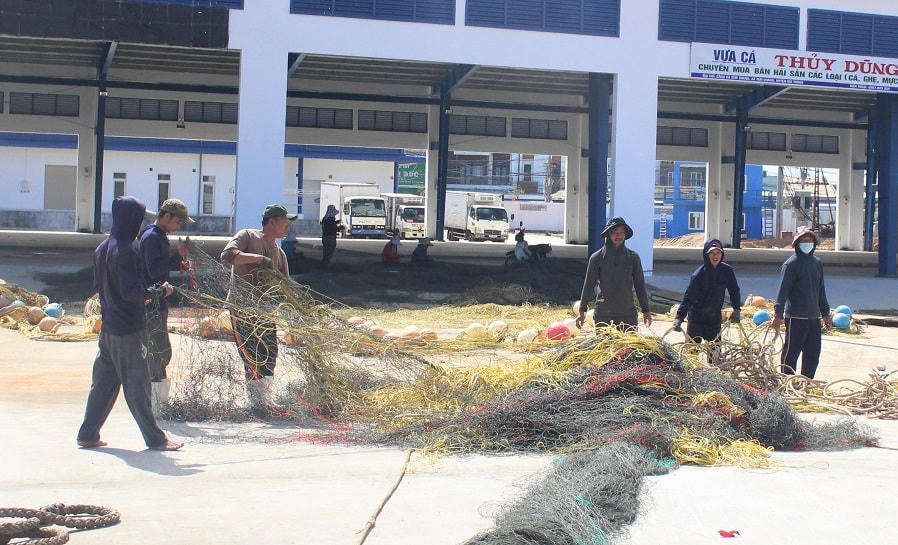Các thuyền viên đang kiểm tra ngư lưới cụ tại cảng Kỳ Hà.