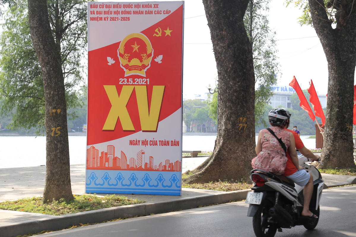 Pano và khẩu hiệu tuyên truyền được trang trí tại khu vực Hồ Hoàn Kiếm.