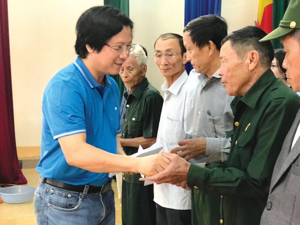 Đại diện Báo Đại Đoàn kết trao quà cho người dân vùng lũ huyện Cẩm Xuyên, Hà Tĩnh.  
