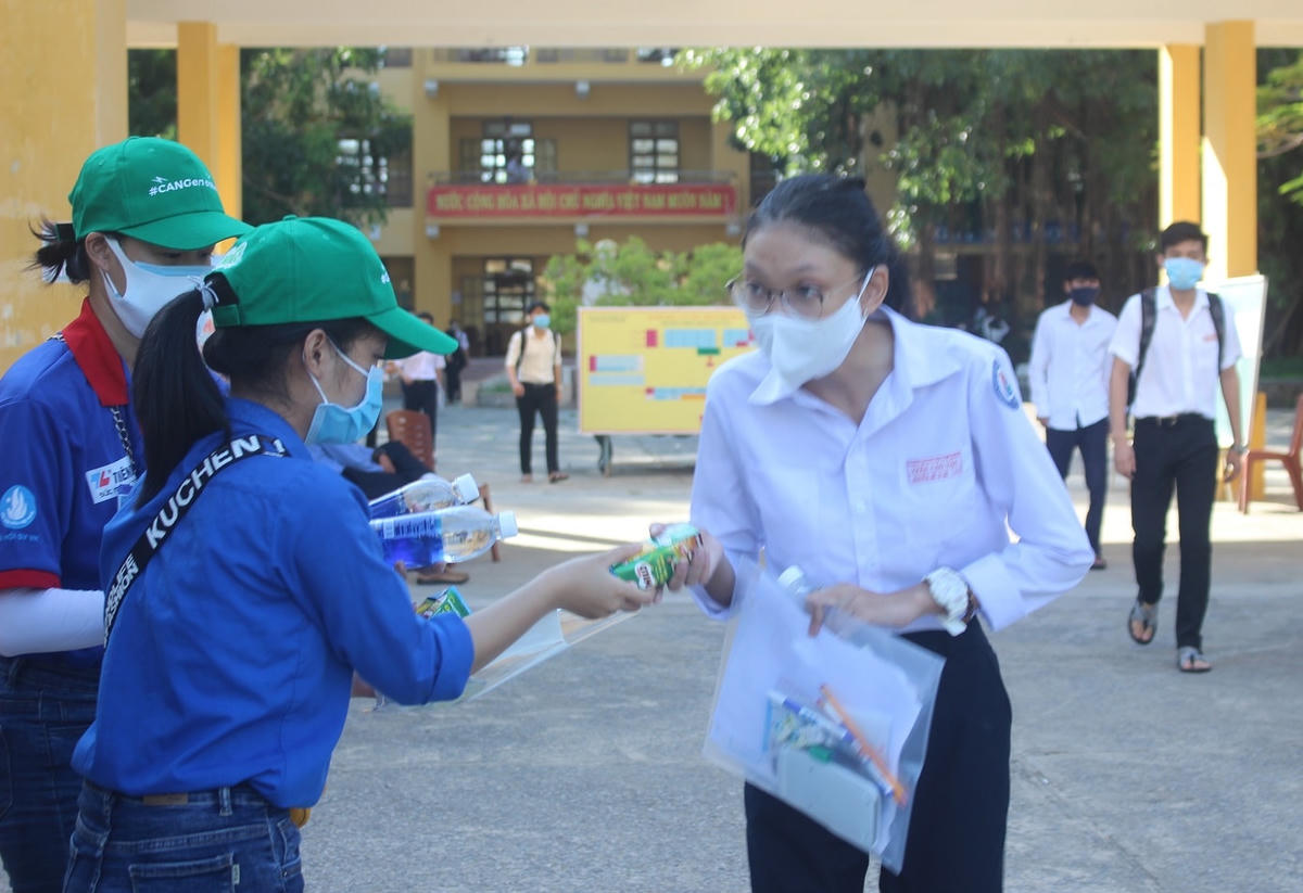 Các bạn tình nguyện tặng các chai nước lọc, bình sữa cho thí sinh.