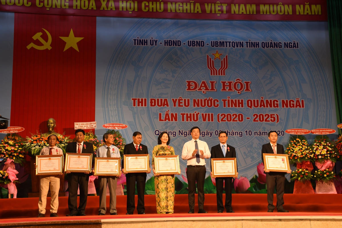Trao Huân chương Lao động hạng Nhì, hạng Ba cho các tập thể, cá nhân.