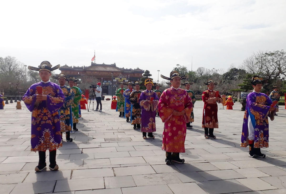 Lễ Nguyên đán thời Nguyễn được tái hiện dưới hình thức sân khấu hóa thực cảnh bằng thủ pháp đồng hiện.
